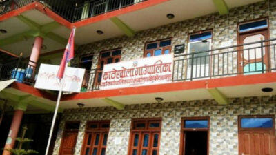 गाउँपालिकाले शिक्षक, कर्मचारी र जनप्रतिनिधिका छोराछोरी सरकारी स्कुलमै भर्ना गर्नुपर्ने नीति ल्याएपछि