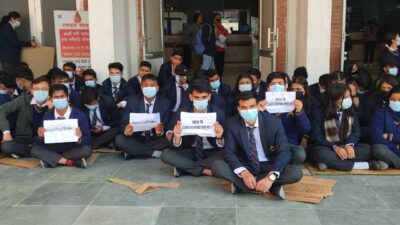 नेपाल मेडिकल कलेजमा एमबीबीएस पढिरहेका २०० विद्यार्थी गन्हाउने खाना दिएको भन्दैं आन्दोलनमा