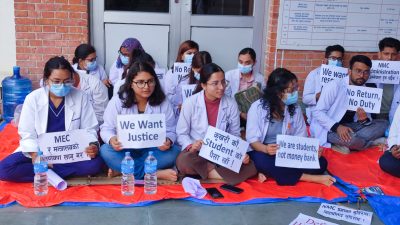 अतिरिक्त शुल्क फिर्ता गर्न माग गर्दै नेपाल मेडिकल कलेज शिक्षण अस्पतालका विद्यार्थीहरु आन्दोलित