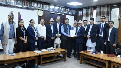 स्वस्थ जीवनशैलीको जग बसाल्न विद्यालयको पाठ्यक्रम परिमार्जन गर्न बनेको प्रतिवेदन पाठ्यक्रम विकास केन्द्रलाई हस्तान्तरण